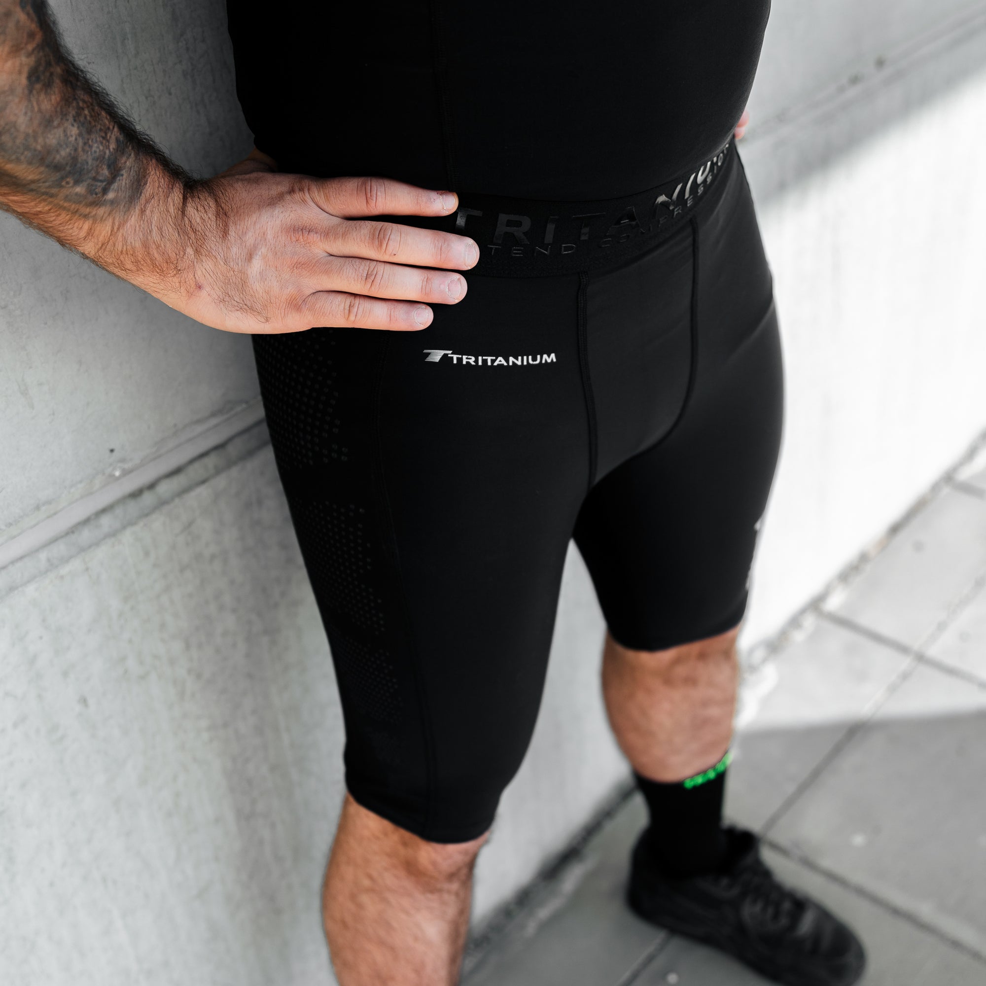 eXtend Performance - Men's mid-length compression shorts.