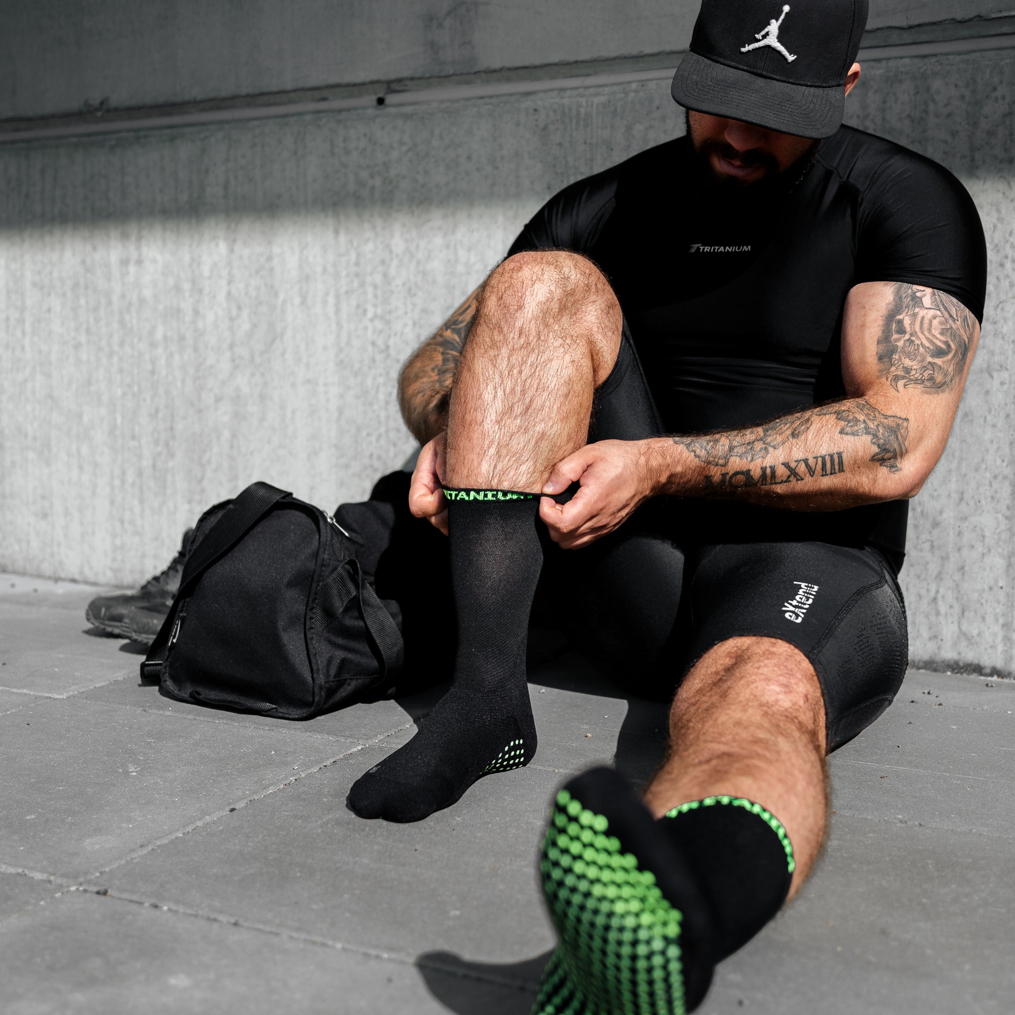 eXtend Grip Crew - Compression socks with grip base - Black/lime.